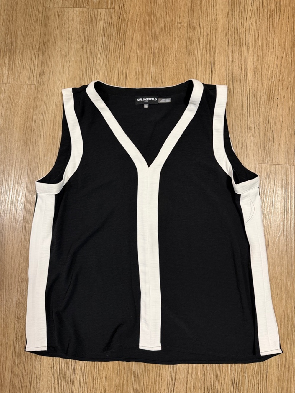 Karl Lagerfeld Black with White Trim V-Neck Sleeveless Top Xl